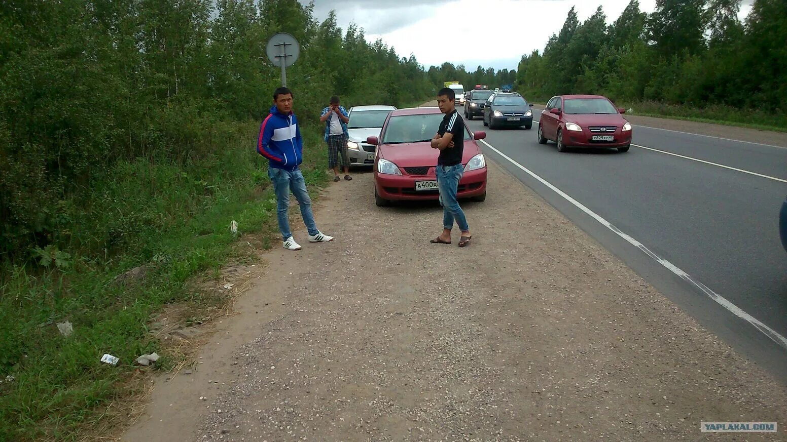 отдых на обочине. отдых на обочине. дорога обочина. автомобиль в горах. отдых на обочине.
