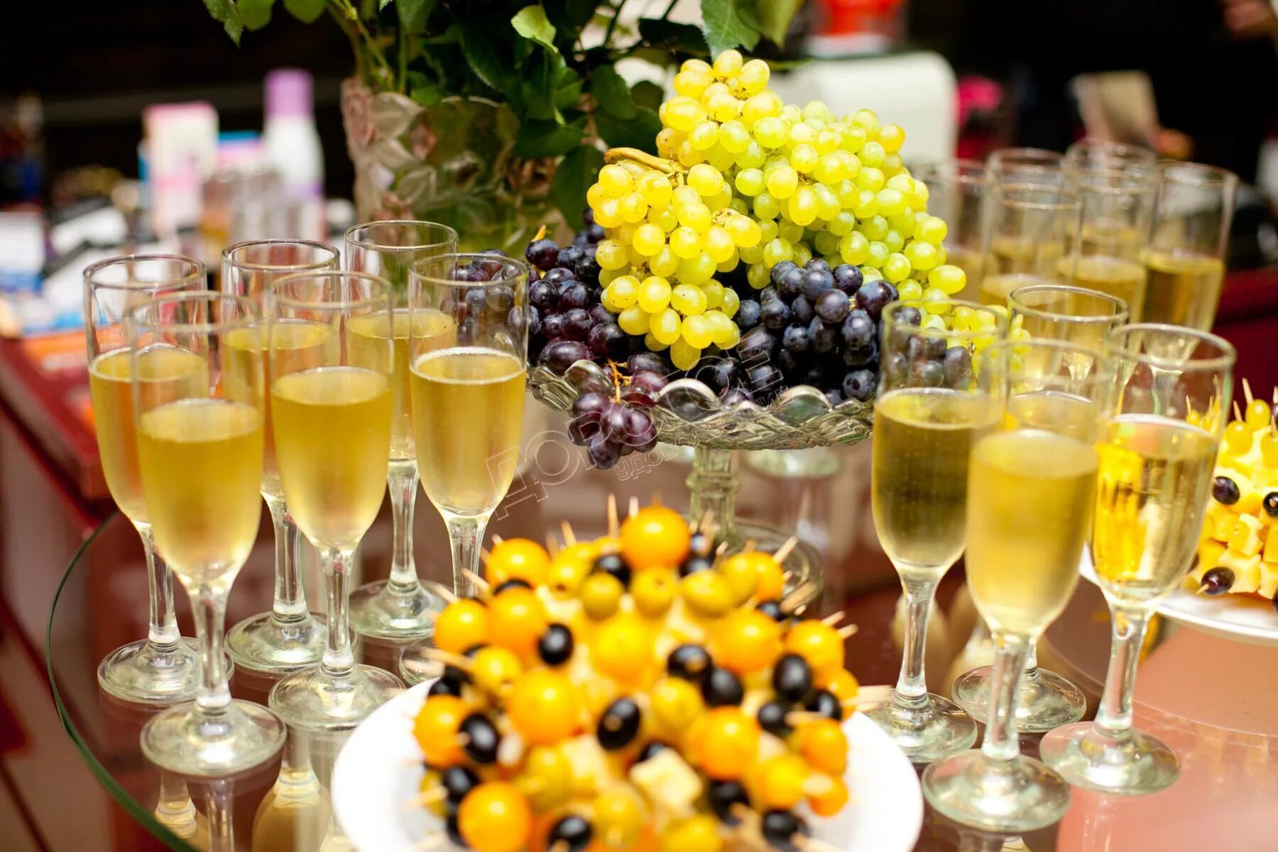 День угощения. Шампанское и фрукты. Фуршет с шампанским. Фуршет с шампанским и фруктами. Фуршет шампанское и фрукты.