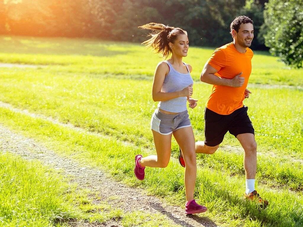 She like doing sports. Занятие спортом. Спорт на свежем воздухе. Прогулки на свежем воздухе. Тренировки на свежем воздухе.