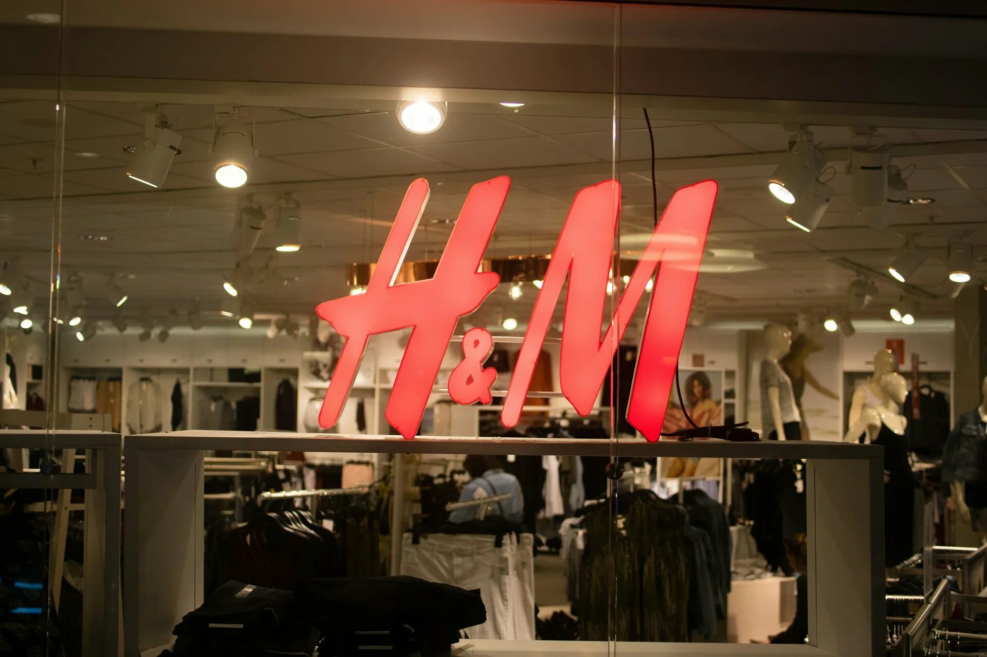 H&M hennes & Mauritz. Магазин одежды эйч энд эм. Эйч энд эм Иваново. Хеннес и Мауриц. H m shop