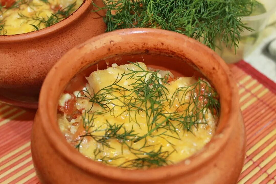 Жаркое в горшочке с овощами. Жаркое в горшочках. Мясо в горшочках. Картошка в горшочках. Вкуснейшее жаркое в горшочках.