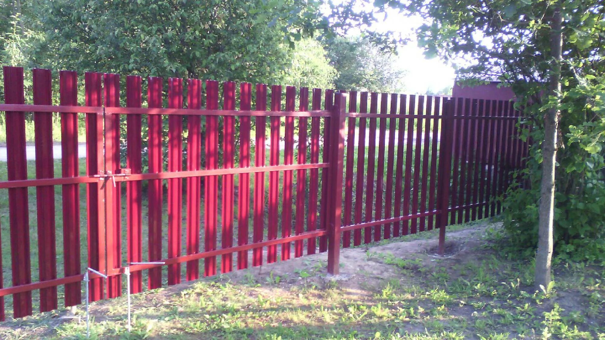 Профнастила забор из профнастила цвет и цена. Евроштакетник зазор 70мм. Забор из профильной трубы 20х20 чертеж. Забор длиной 3 метра. Забор деревянный горизонтальный.