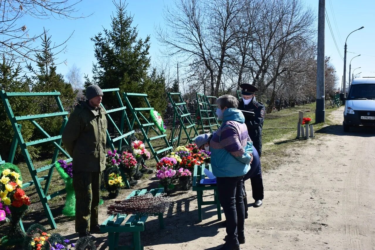 Тамбовское кладбище Полынковское. Торговля цветами на кладбище. Торговля искусственными цветами на кладбище. Тамбов Полынковское кладбище кладбище. Когда убираются на кладбище перед пасхой 2024