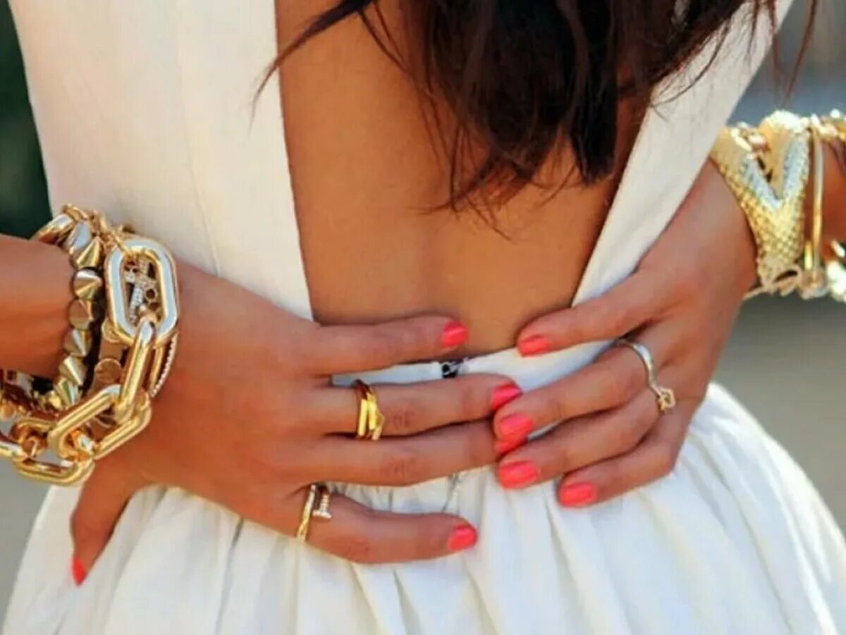 Кольца золото на руках. Красивые браслеты. Украшение на руку. Золотые украшения на руке. Женская рука с кольцом.