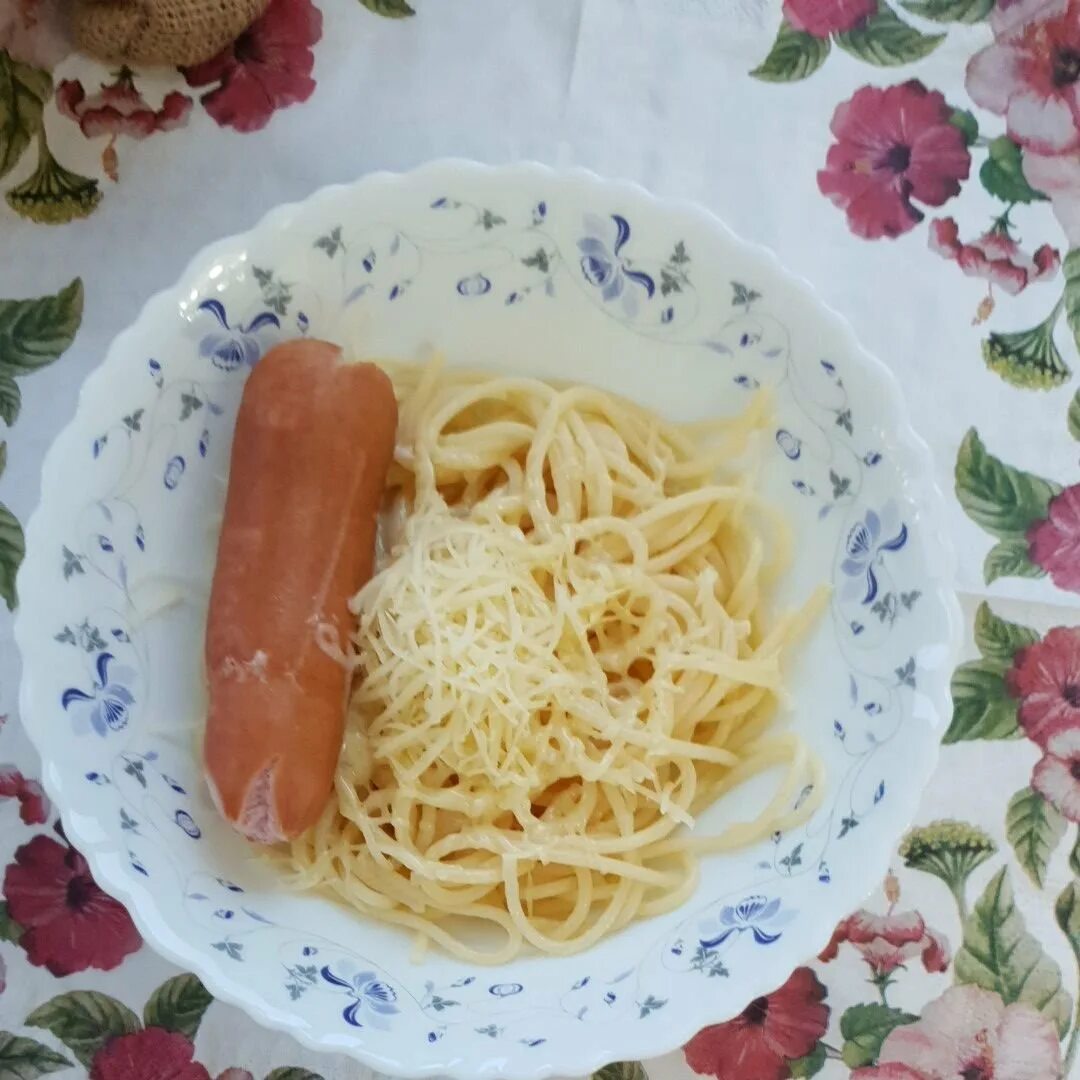 Вермишель паутинка жареная. Паутинка с сосисками. Сосиски со спагетти для детей. Фото олега айзона с сосиской. Паутинка с сосисками.