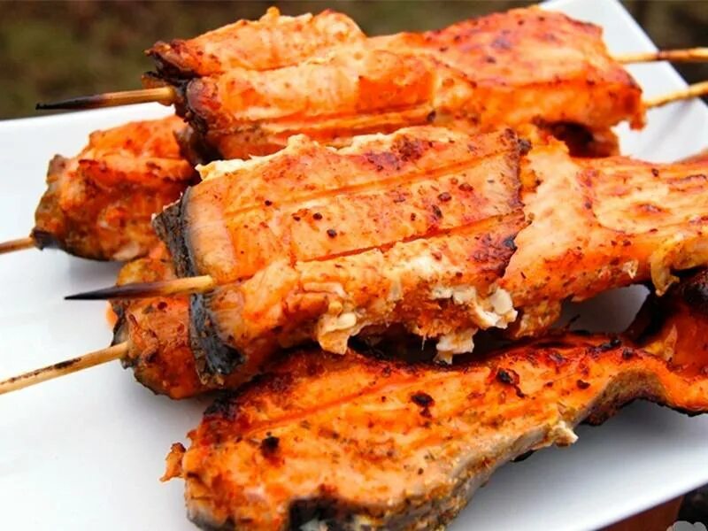 Шашлык из форели. Шашлык из рыбы. Люля кебаб креветки. Шашлычки из семги. Шашлык из семги.