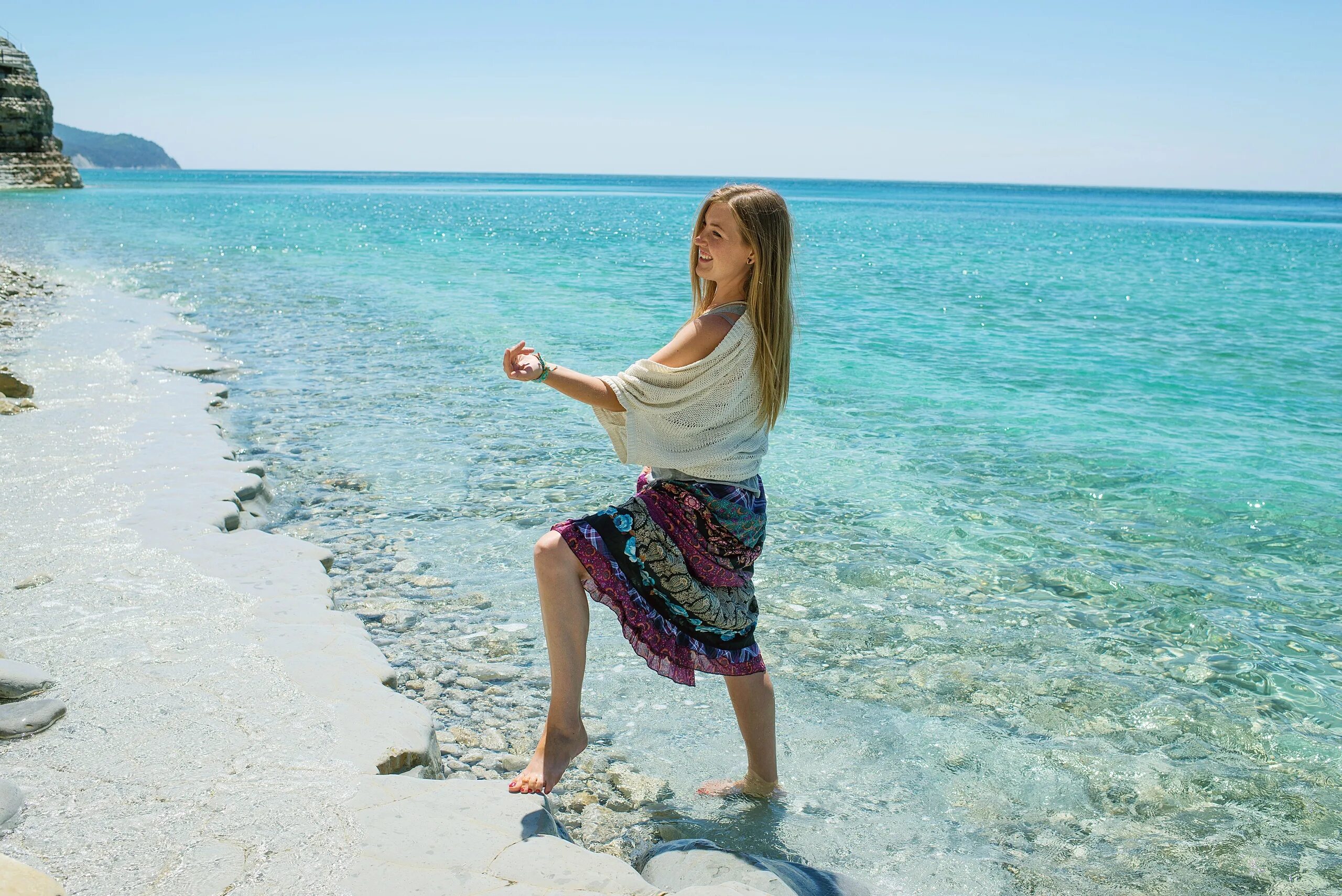 Босиком по пляжу. Босиком в Австралии. Девушка босиком на пляже. Босиком на берегу.