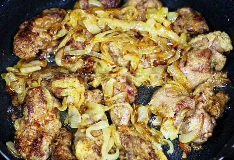 Как жарить курицу с луком. Печень жареная с луком на сковороде. Жареные куриные бедра на сковороде. Курица жареная в луке. Курица по еврейски.