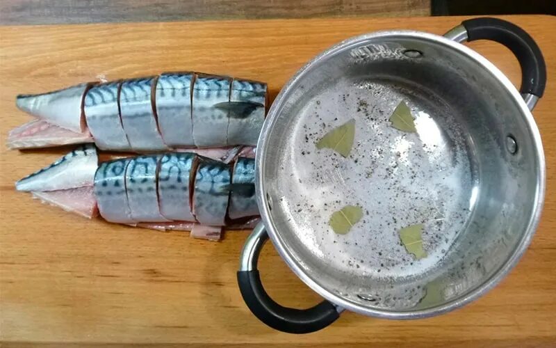 Как замариновать скумбрию для горячего. Рассол для скумбрии горячего копчения. скумбрия в рассоле. малосольная скумбрия холодного копчения. замариновать скумбрию для копчения.