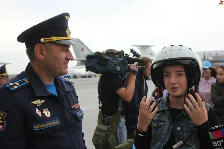 Елена шмидт квваул. Полковник пчела олег владимирович дальняя. Пчела летчик. Екатерина пчела курсант. Би муви: медовый заговор мультфильм 2007.