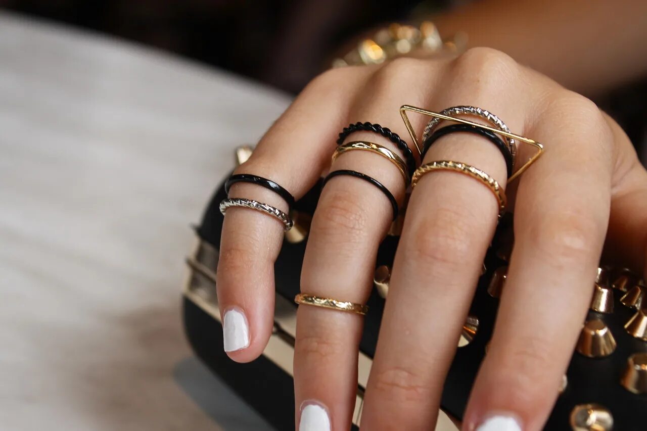 Модные кольца. Кольцо на руке. Фаланговые кольца. Несколько колец на руке. Золото и серебро на одной руке