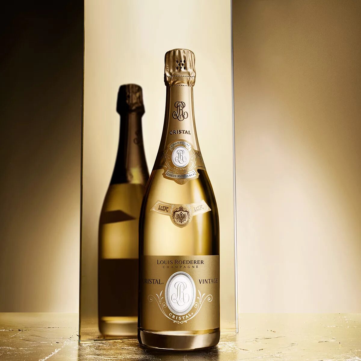 Как выглядит шампанское. Луи родерер кристалл. louis roederer champagne. самое дорогое шампанское louis roederer. louis roederer «crystal» brut 2012.