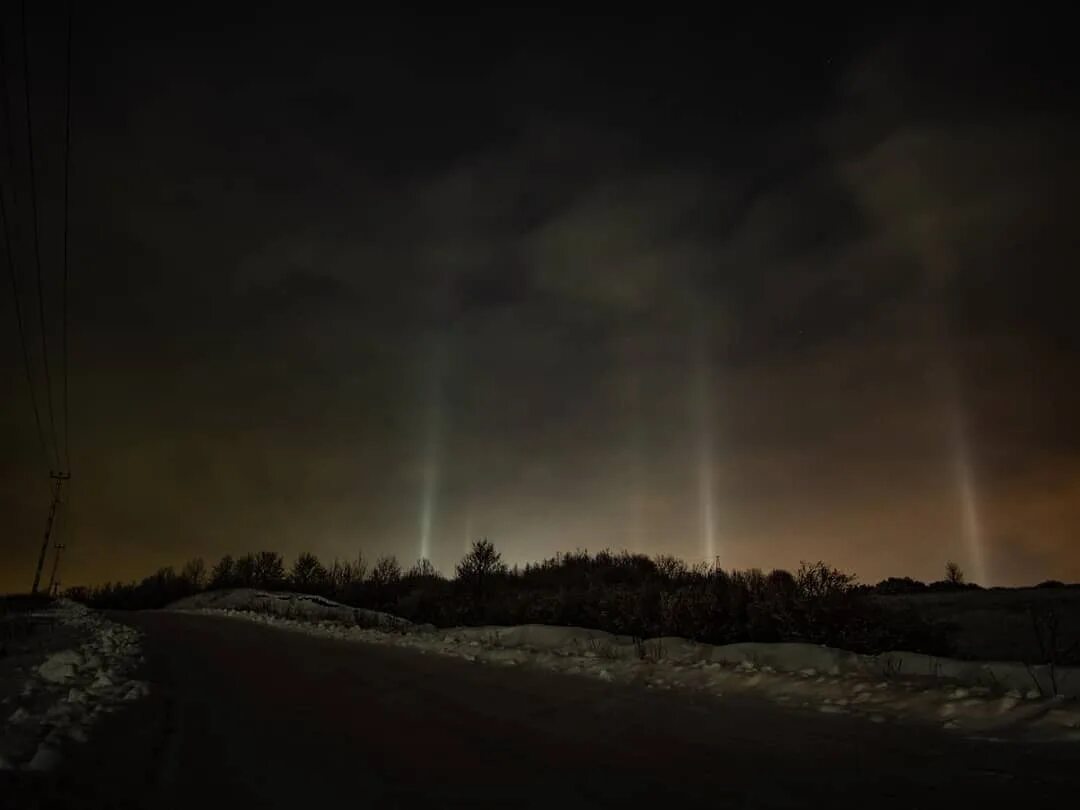 световые столбы природное явление россия. гало солнечный столб. гало световые столбы. гало световые столбы. световые столбы s7.