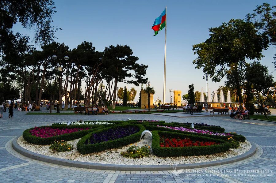 Поездка в азербайджан из россии. Baku Flag Square. Площадь флага Баку. Въезд в Азербайджан. Въезд в Баку.