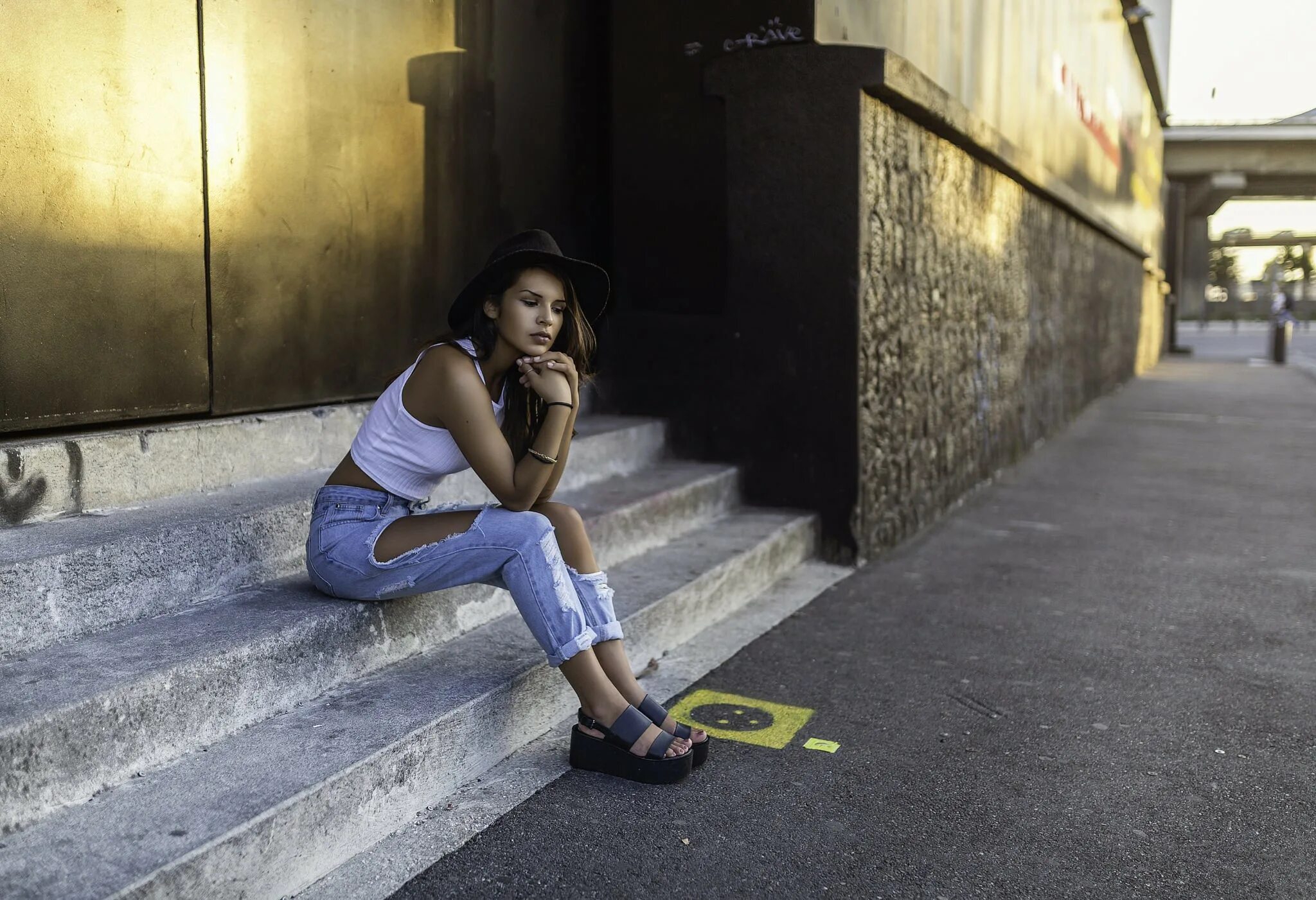 Девушка тротуар. Девушка сидит на дороге. Плечевые на трассе. Девушка тротуар. Девочка сидит на ступеньках.