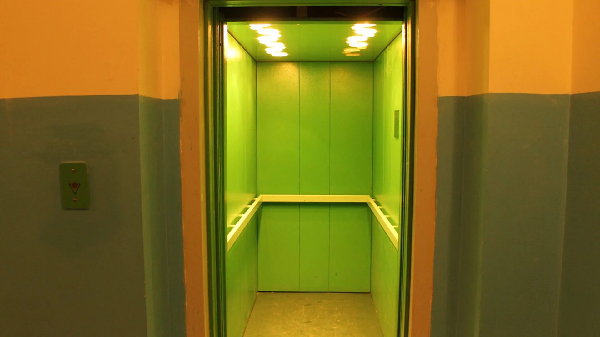 Улица сенчихина 3 подъезд. Подъезд многоэтажки. Открой подъезд 3. Лифт обычный. Подъезд с открытой дверью.