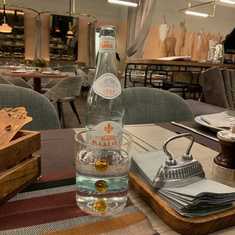 Москва тверская улица 3 sartoria lamberti. Сартория ламберти. Ламберти ресторан. Санторини ламберти ресторан. Santoria lamberti ресторан.