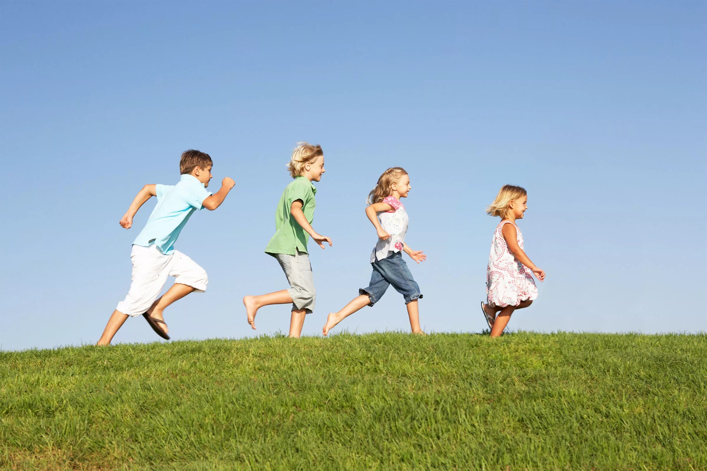 Play side. Дети бегут друг за другом. Дети бегают. Счастливый ребенок. Дети бегают на траве.