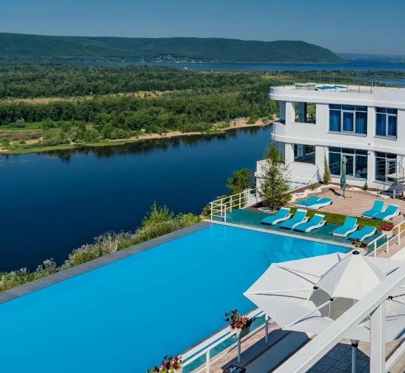 Атмосфера на волге турбаза саратов. Лучшие отели на волге. Отель на берегу волги. Azimut отель волга астрахань. Конаково ривер клаб пляж.