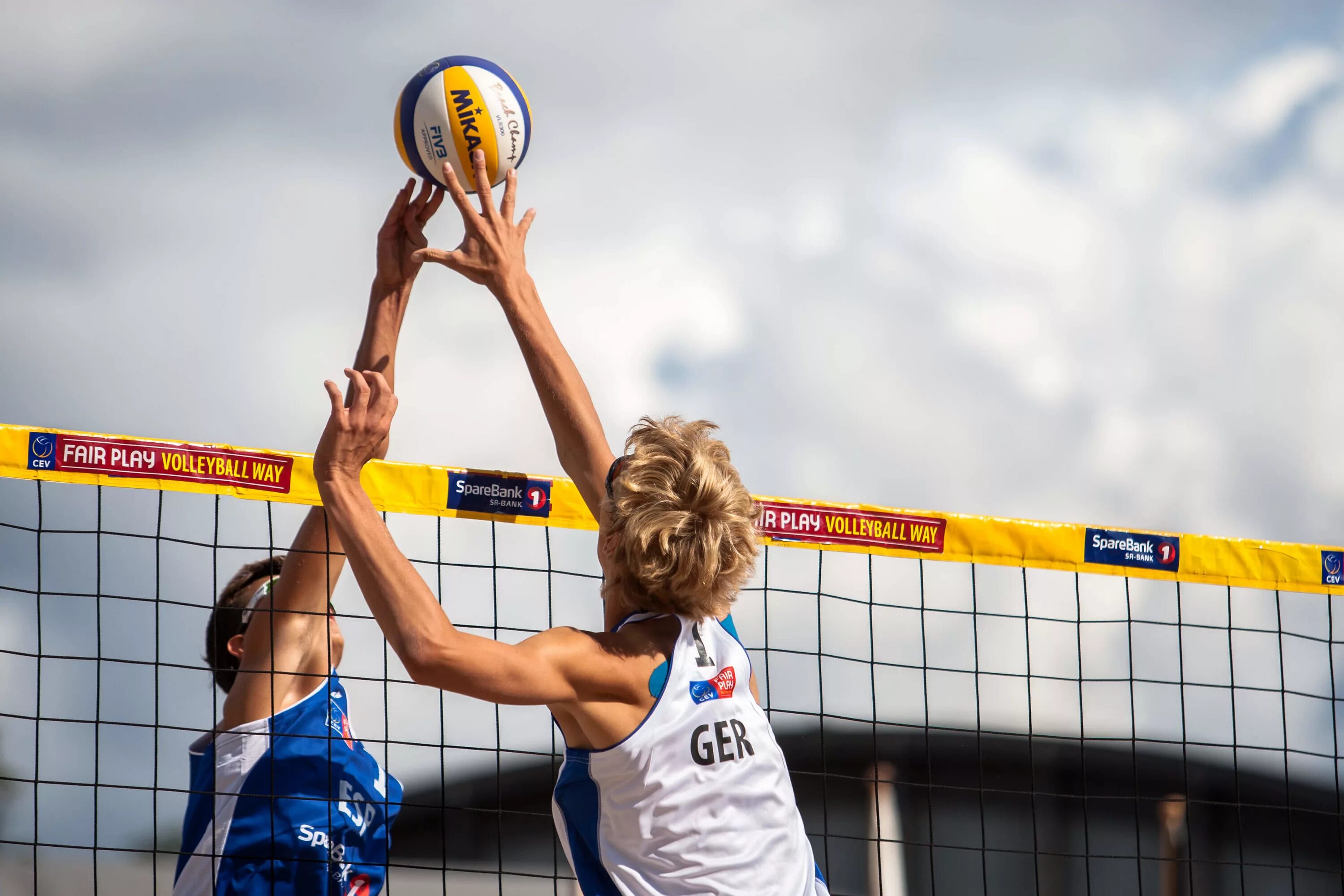 Человек играющий в волейбол. Фейр плей в спорте. Волна в волейболе. Volleyball player