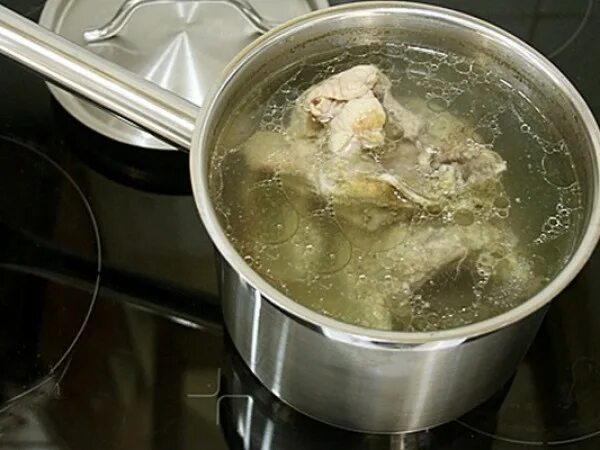 Ли варить бульон из замороженного мяса. Варка бульона. куриный бульон в кастрюле. мясной бульон в кастрюле. бульон мясной прозрачный.
