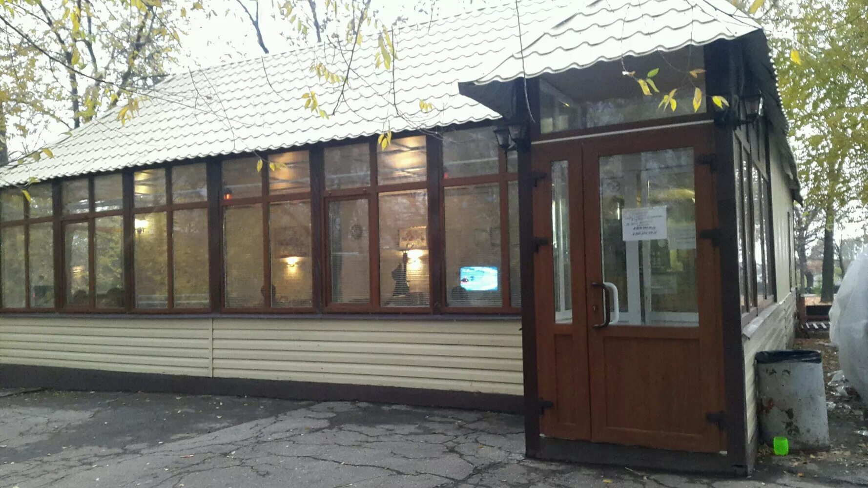 Кафе чаплин уссурийск. Загородный парк самара пляж. Чаплин загородный парк. Загородный парк грин самара. Чаплин загородный парк самара.