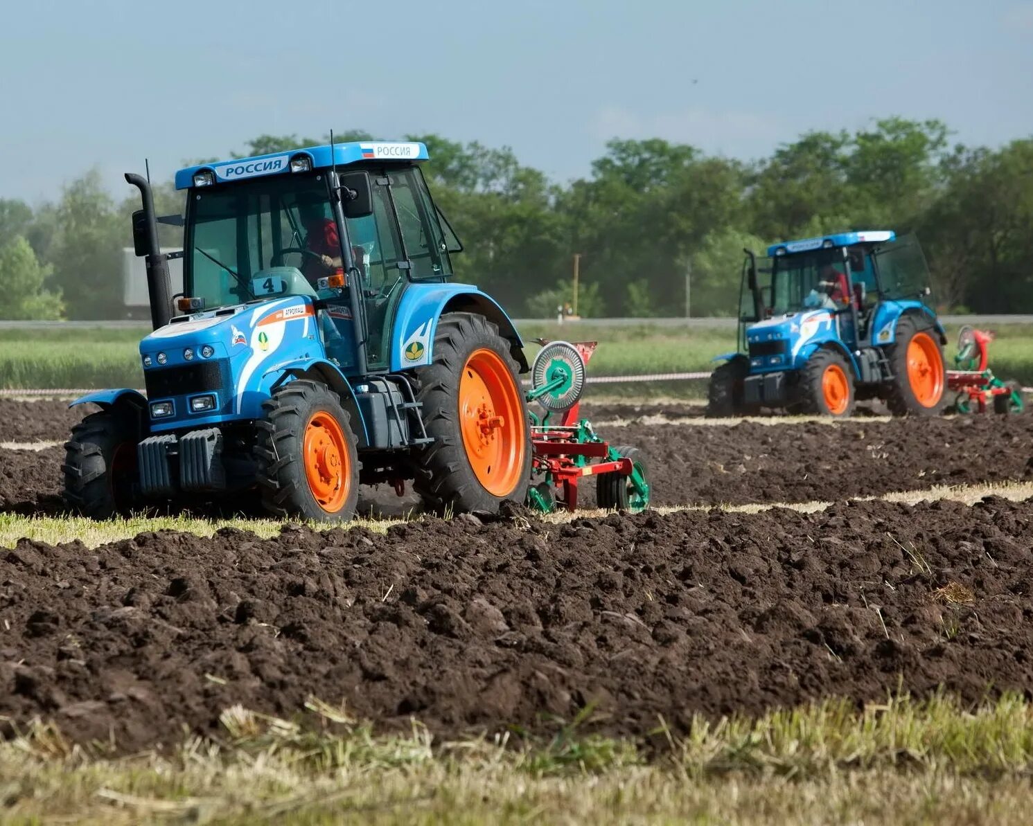 плуг машина. пахарь. спк тыретский заларинского. агро пахарь. славяне пашут.