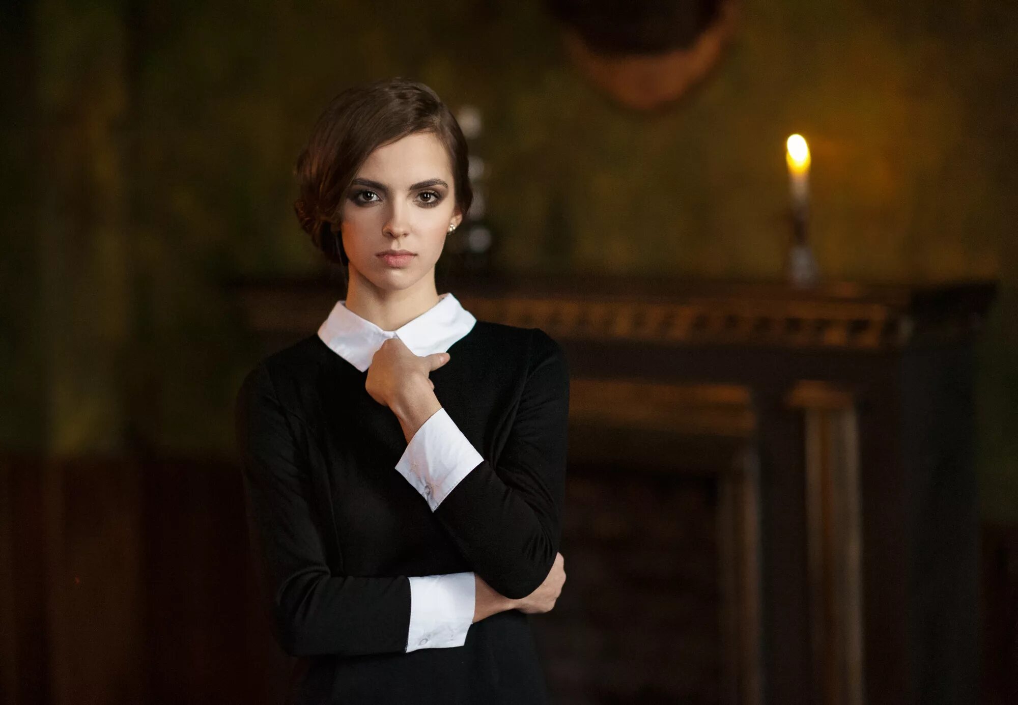 Строго сдержанная. Фотосессия в черно белом стиле. Красивый деловой макияж. Строго сдержанная. Строгая женщина в очках.