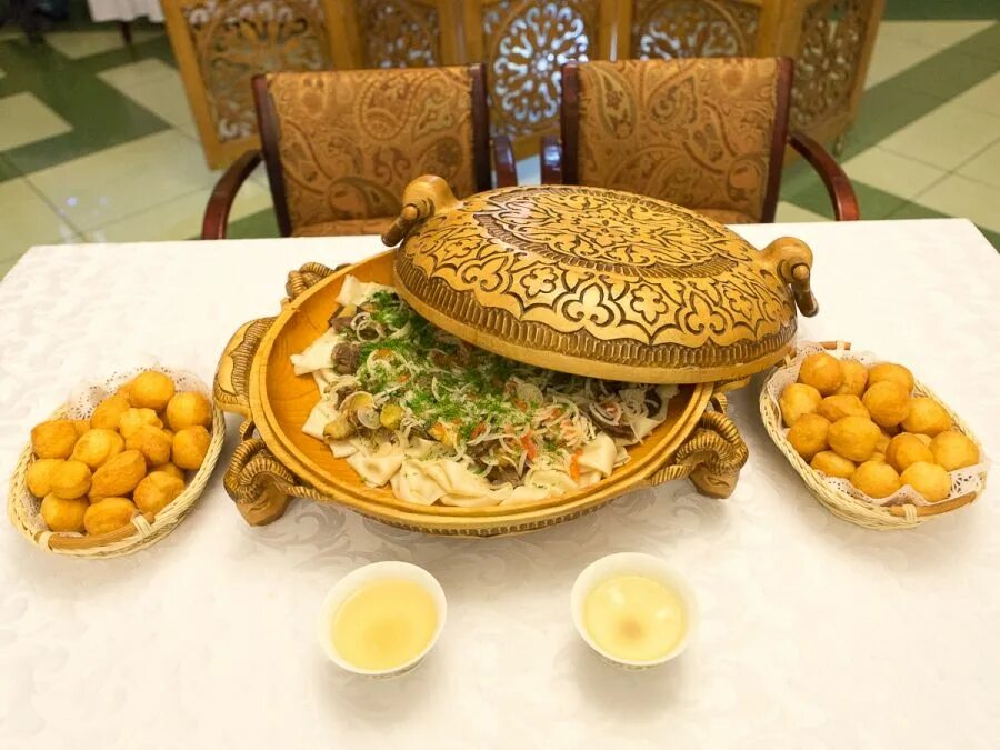 Бешбармак баурсак дастархан. Казахская кухня бешбармак. Настоящий казахский бешбармак. Бешбармак казахский дастархан.