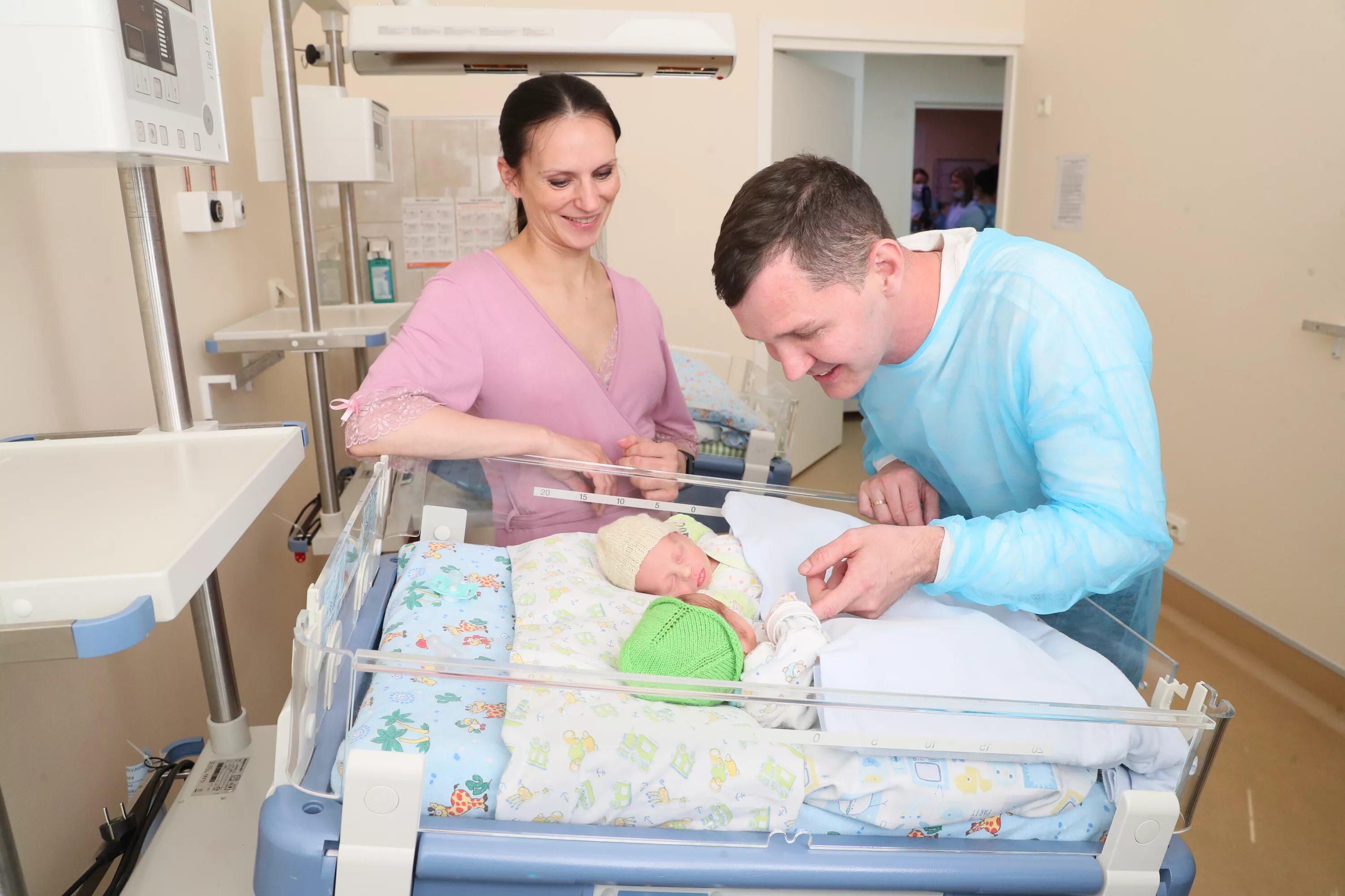 Малыш в родильном доме. Неонатальный скрининг. Новорожденный ребенок. Новорождённые дети. Скрининг новорожденного.