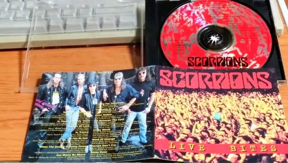 Live bites. Scorpions live bites 1995. Scorpions "live bites". Берет скорпионс. Scorpions "live bites".