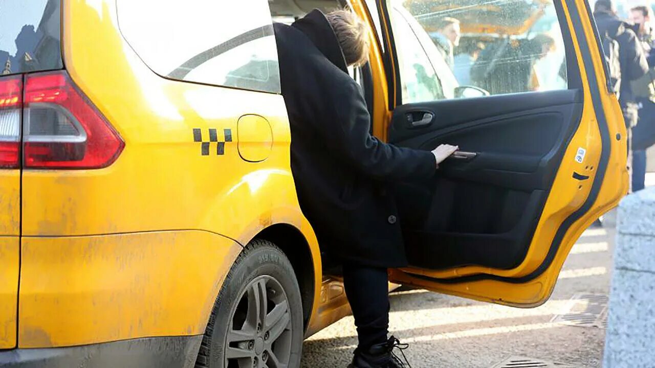Человек садится в такси. Поездка в такси. Пассажир такси. Ограбление в такси. Водитель и пассажир в такси.