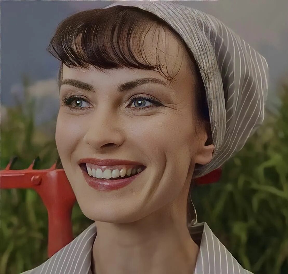 Красная королева какие года. Красная королева сериал вера аралова. красная королева вера ипо. вера ипполитовна аралова красная королева. красная королева сериал вера ипполитовна.