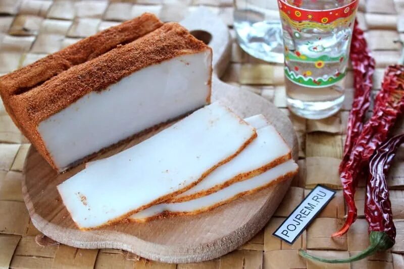 Рецепт сала с перцем. Сало соленое в перце. Сало с чесноком. Сало соленое с чесноком и перцем. Сало.