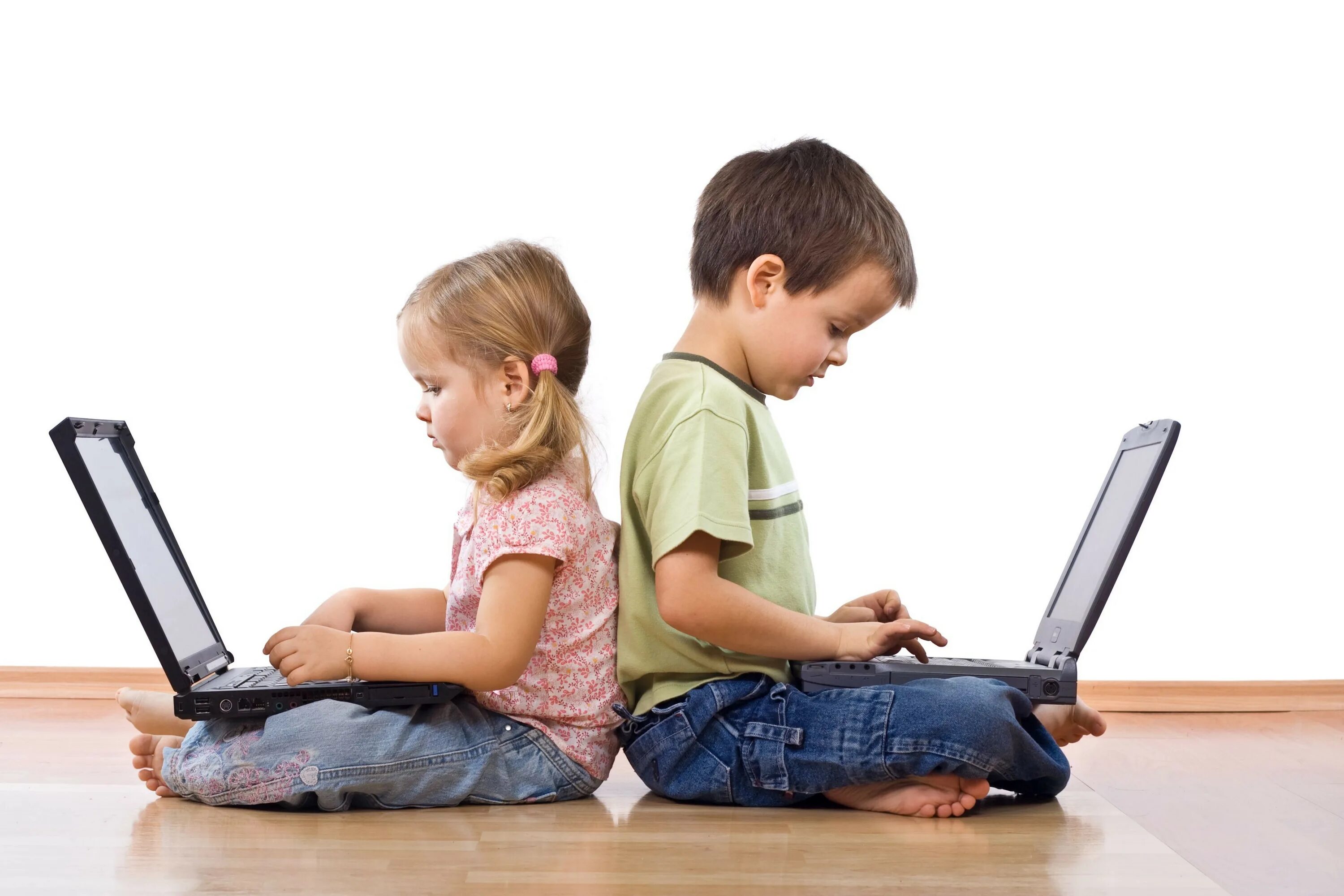 Польза и вред для детей. Ребенок за компьютером. Компьютер для детей. Ребеноз ка компьютером. Детям об интернете.