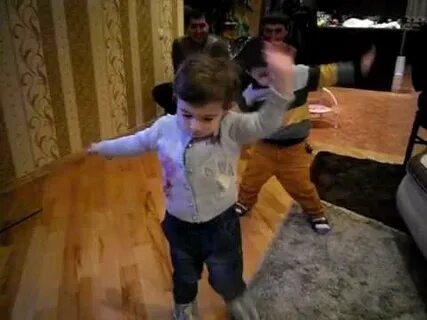 Дядька танцует