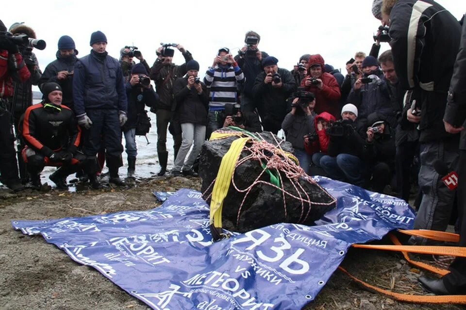 челябинский метеорит 2013 года. челябинский метеорит озеро чебаркуль. озеро чебаркуль метеорит. метеорит в челябинске 2013. озеро чебаркуль метеорит.