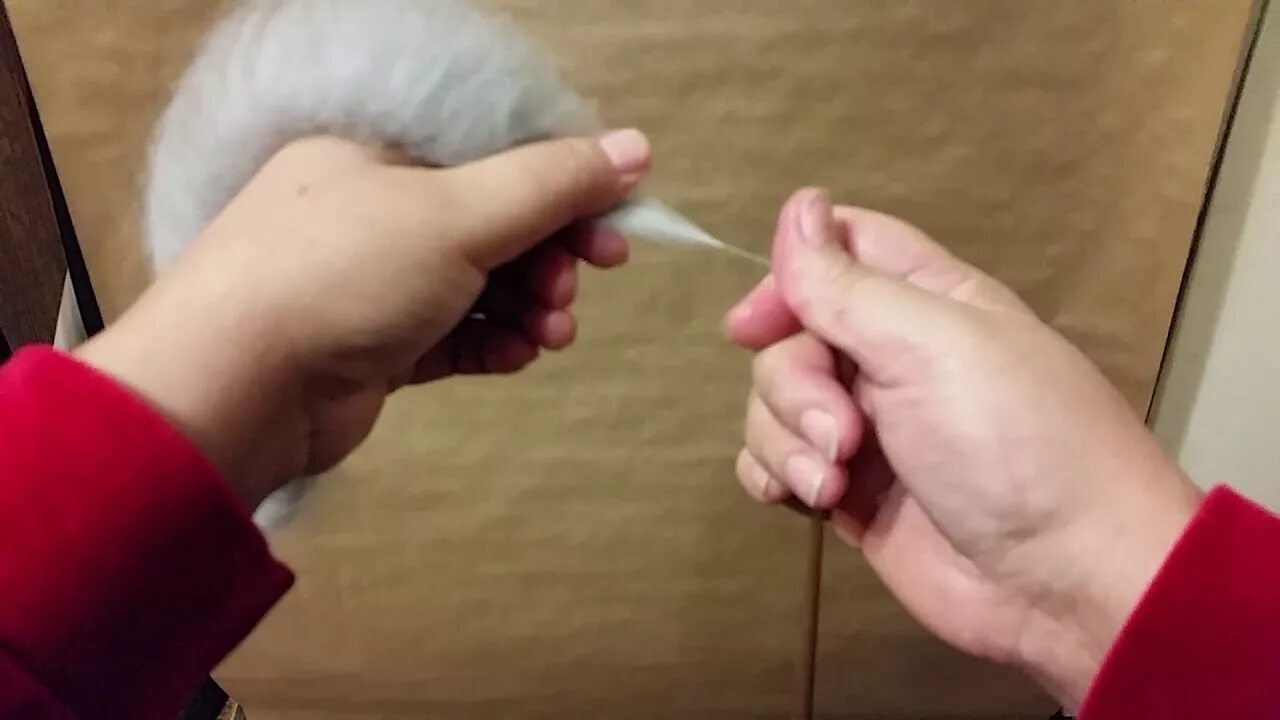 Веретено с куделью и пряжей. Куделя. Ручное прядение шерсти на веретене. Прядение шерсти. Как прясть собачью шерсть на веретене.