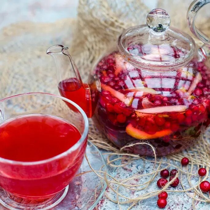 Брусничный чай из ягод. Брусничный чай из ягод. Ягодный чай смородина. Морс «брусника». Брусничный чай из листьев.