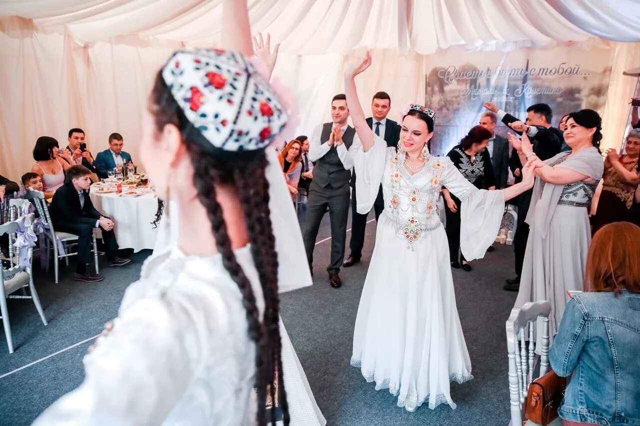 Келин салом фото. Салом салом келин салом. Салом салом келин салом. Таджик келин салом. Платье национальное келин салом.