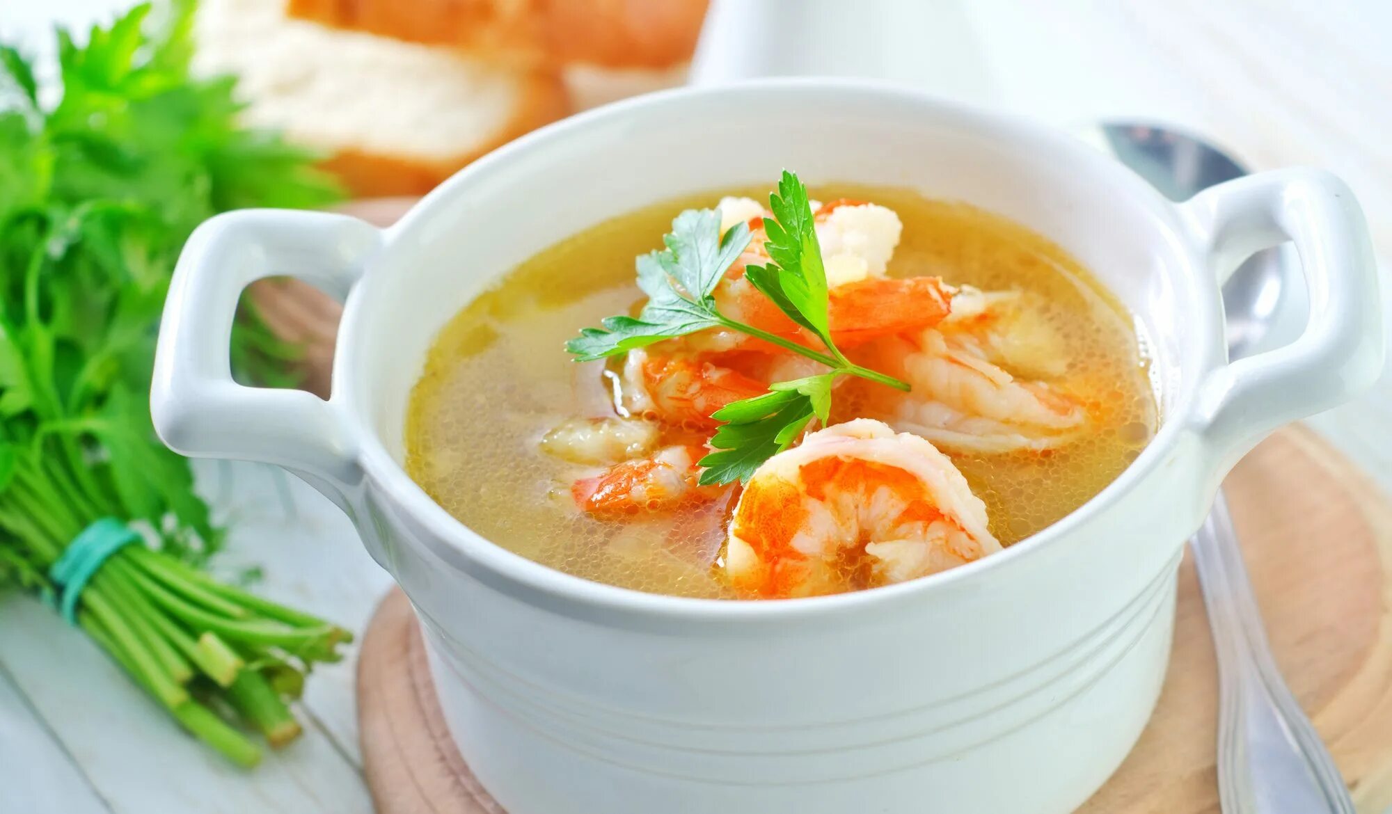 Суп овощами сыром и. Tom yum суп. суп пюре с морепродуктами. овощной суп с креветками. рыбный суп с овощами.