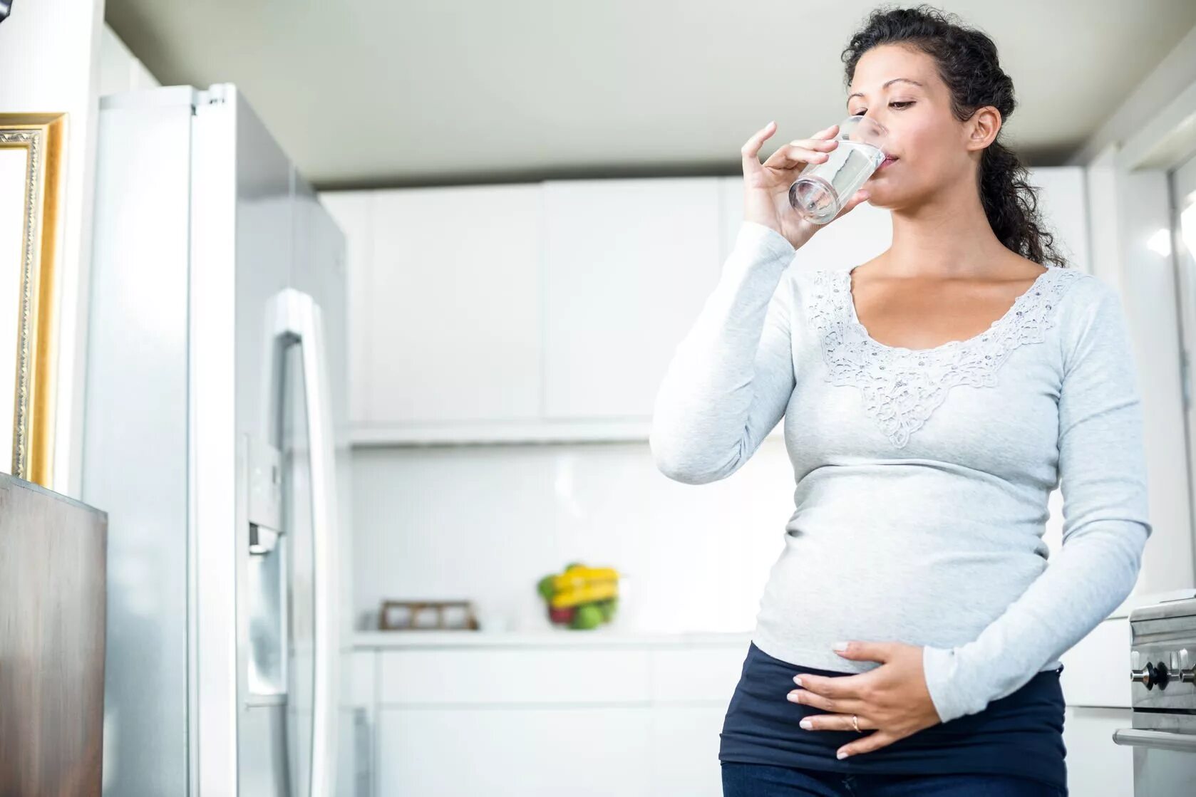 Ранние воды при беременности. Беременные женщины. Питье беременных.