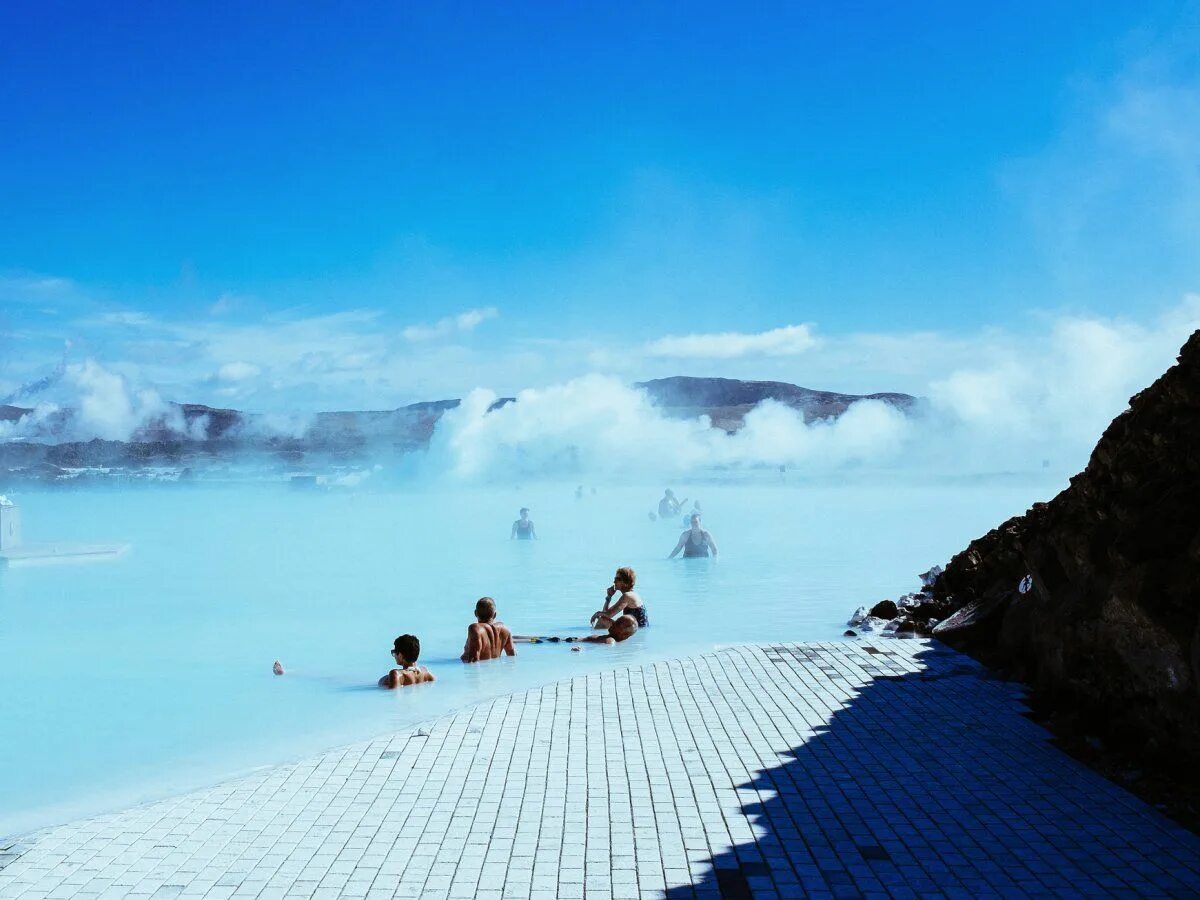 Голубая лагуна 4. Голубая Лагуна (Гриндавик, Исландия). Исландия термальные источники голубая Лагуна. Голубая Лагуна - геотермальный бассейн в Исландии. Голубая Лагуна Айсленд бассейн.