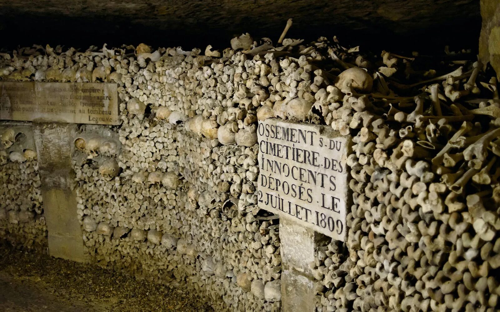 The catacombs of solaris revisited. Парижские катакомбы в Париже. Катакомбы под Парижем. Париж катакомбы город мертвых.