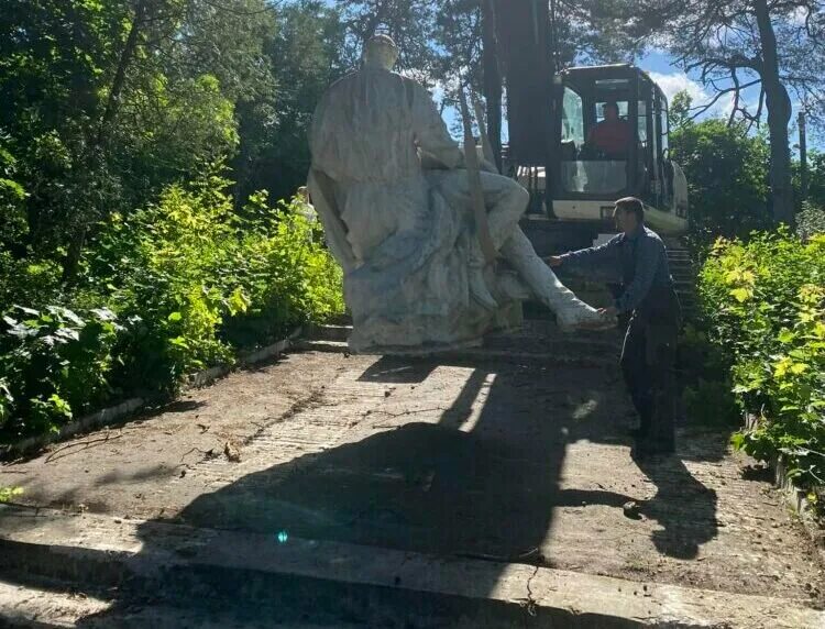 Звучащий памятник. Советские памятники. Памятники Украины. Снос памятника. Брюховичи памятники.