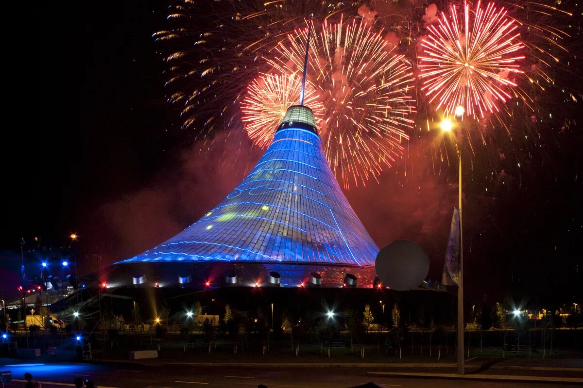 Астана куда можно сходить. Астана развлечения. Снежная астана. Астана куда можно сходить. Ледовый дворец алау.