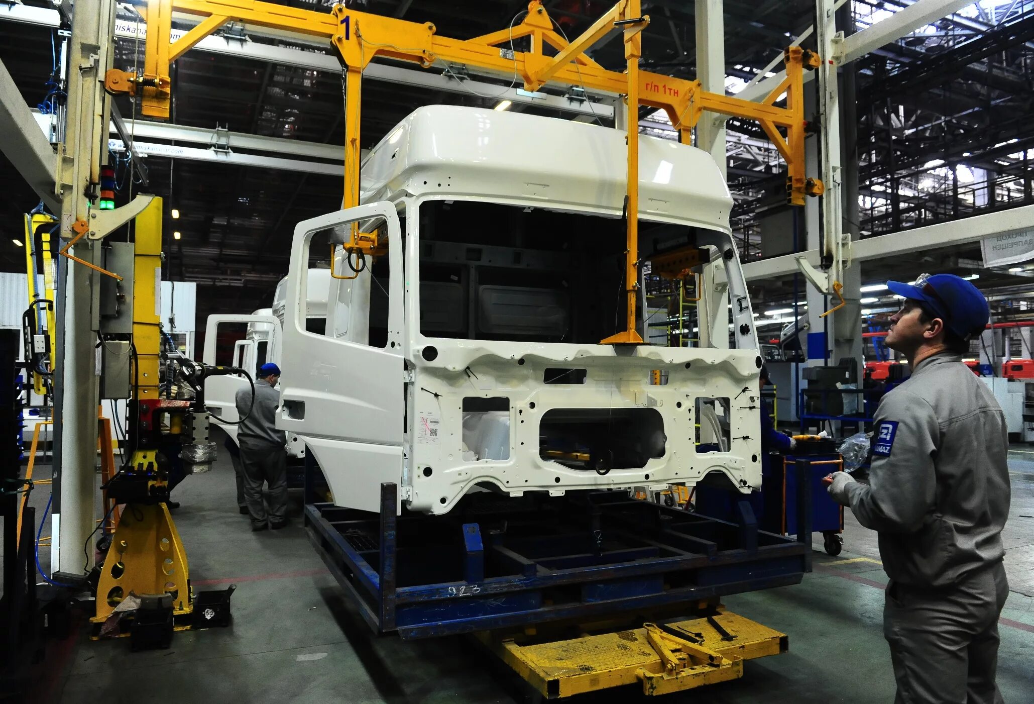 Камаз набережные челны. Автозавод камаз. Даймлер камаз рус. Камский автомобильный завод набережные челны. Завод камаз в татарстане.