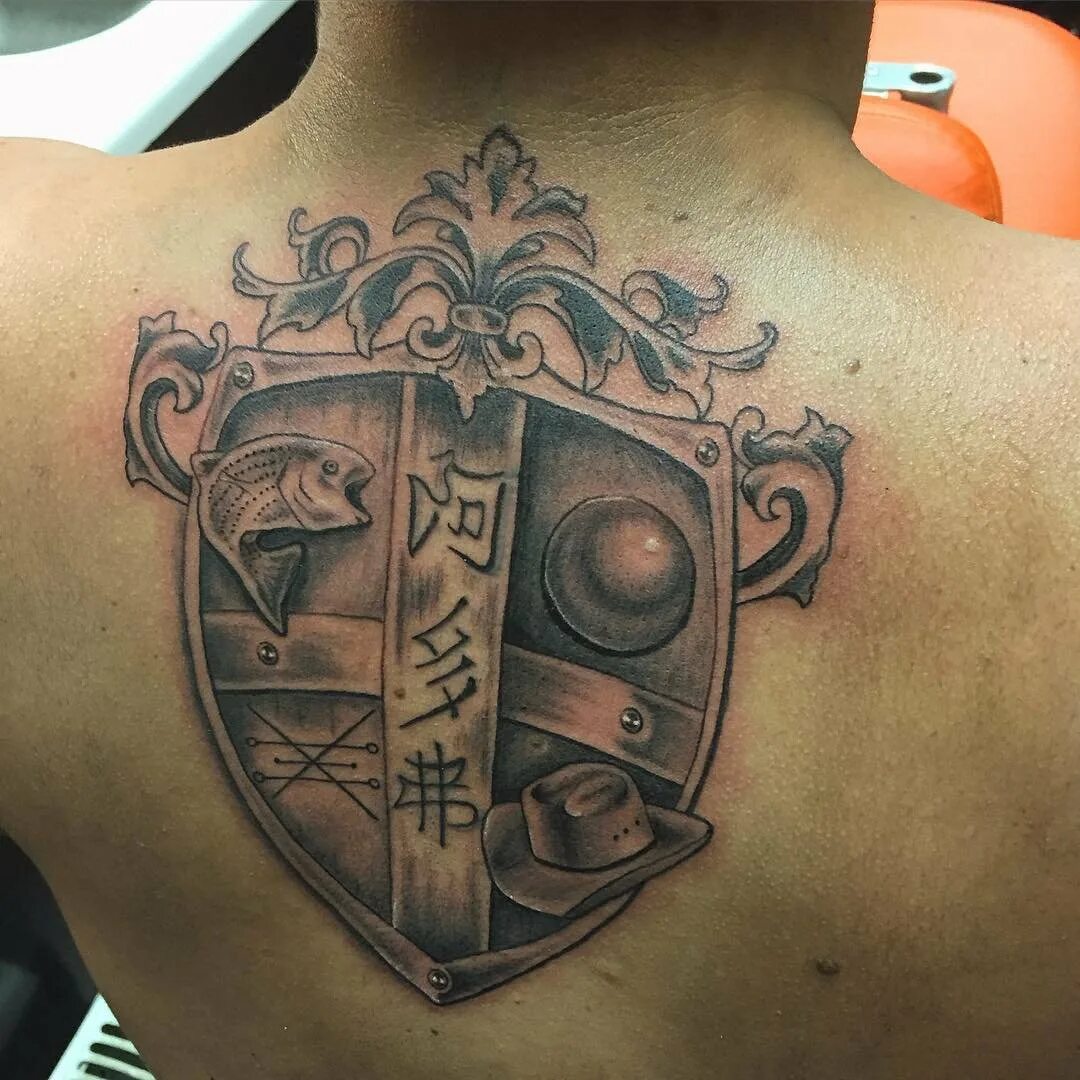 Тату щит на плече мужские. Тату щит. Тату щит на плече. Щиты на плечах тату. Тату щит.