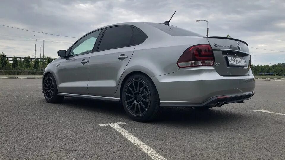 Радиус поло. Vw polo диаметр колес. Фольксваген поло r16. Радиус поло. Polo sedan на 16 дисках.