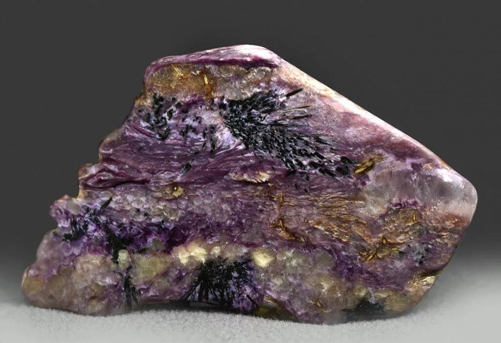 Прожилково пятнистый чароит. Сиреневый камень чароит. Чара камень. Чароит. Сиреневый камень чароит якутия.